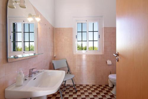 a bathroom with a sink and a toilet at Quinta Alegre Tavira T3 in Luz de Tavira