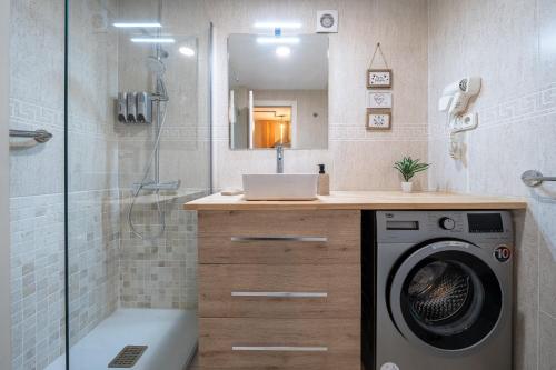a bathroom with a washing machine and a shower at Apartamentos Salou - 112 in Salou
