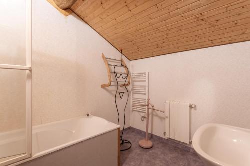 a bathroom with a bath tub and a sink at Maison Yaitua in Esterençuby
