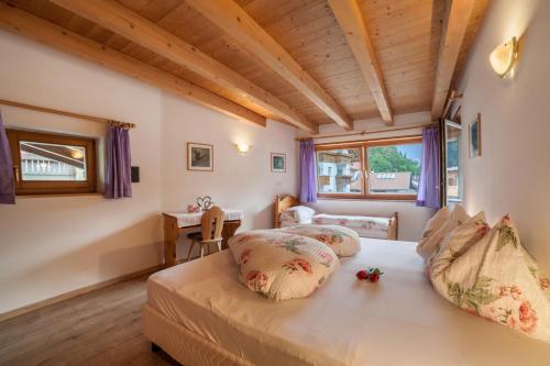 a bedroom with a bed and a table in a room at Sonnenparadies Apartement 4 in Saltusio