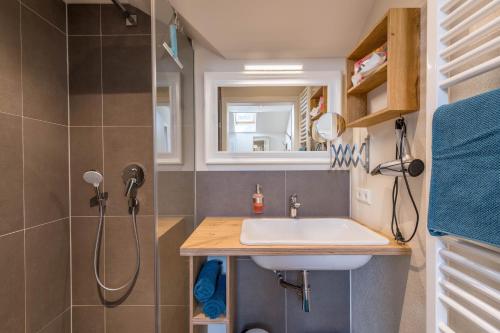 a bathroom with a sink and a shower at Ferienwohnung Linde in Taching am See