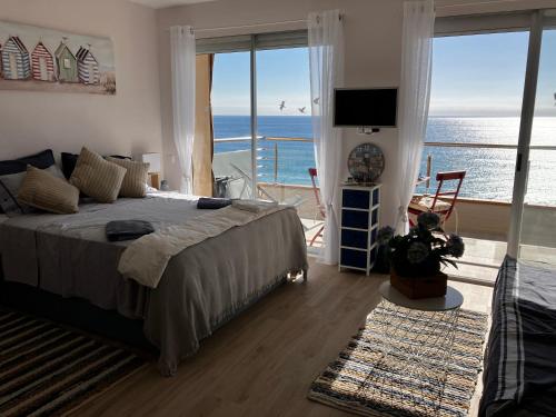 a bedroom with a bed and a view of the ocean at Costa Brava beach studio in Sant Antoni de Calonge