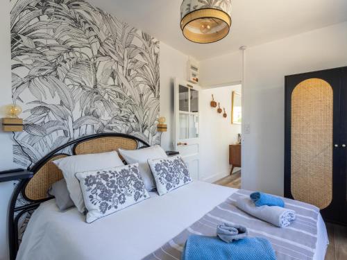 a bedroom with a large bed with a wall mural at Petite Maison Cosy in Trégastel