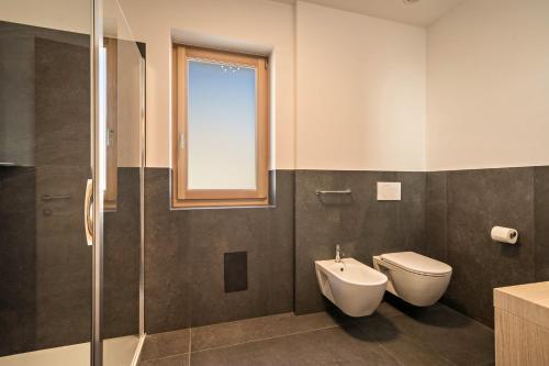 a bathroom with a toilet and a sink at Apt Fichte - Nockerhof in Andrian