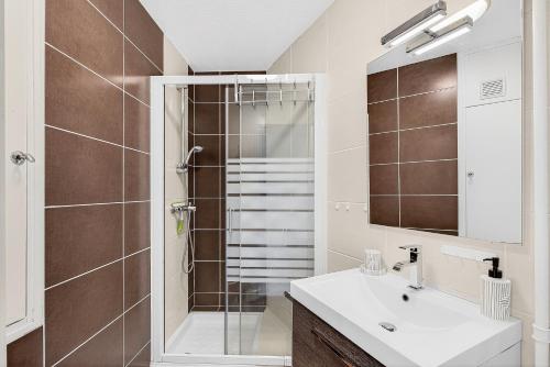 a bathroom with a shower and a sink and a mirror at Cosy 4p, Pied des Pistes, Pra Loup in Uvernet