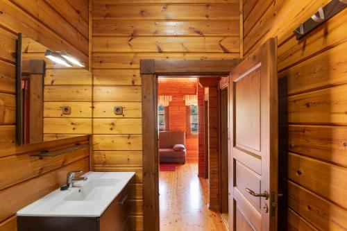 a bathroom with a sink and a mirror at Villa Tanqueta in Santa Brígida