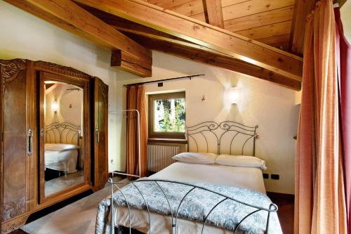 a bedroom with a bed and a mirror at Pelòt-de la Masse in Aosta