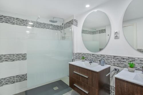 a bathroom with a sink and a mirror at Alexandria's Retreat in San Bartolomé