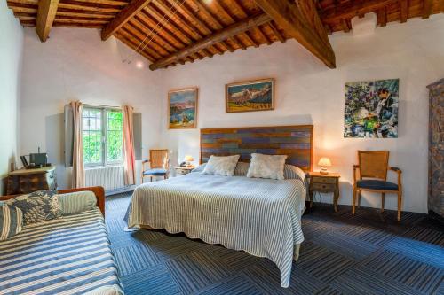 una camera da letto con un letto e un divano di L'Atelier a Collias