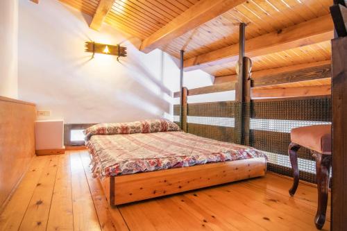 a bedroom with a bed and a wooden floor at Casa Batlle Boix in Les Iglésies