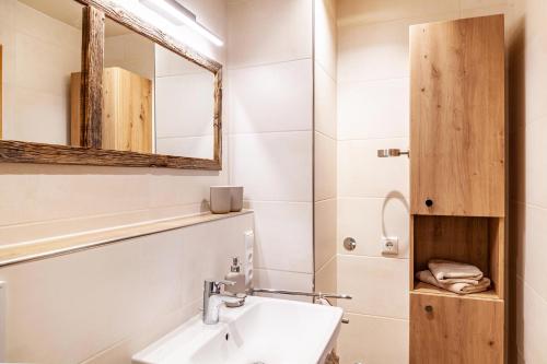 a bathroom with a sink and a mirror at Ferienwohnung Zugspitzblick in Farchant