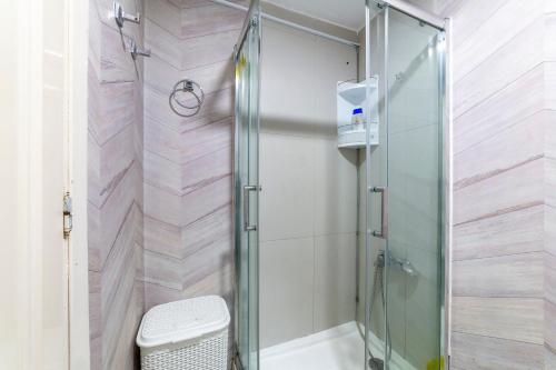 a bathroom with a shower and a toilet at Apartamento Calle Ciruelo in Aguadulce