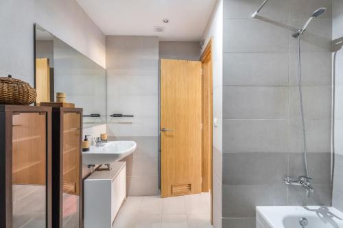 a bathroom with a sink and a toilet and a shower at Casa Graham 14 in Tazacorte