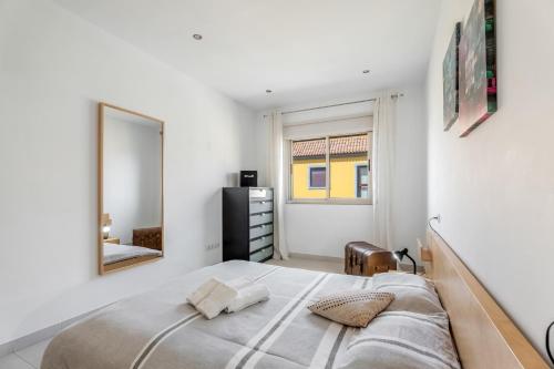 a bedroom with a large bed with a mirror at Casa Graham 14 in Tazacorte