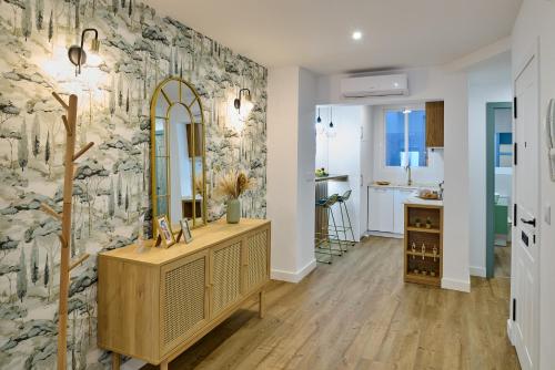 a bathroom with a sink and a mirror on a wall at El Mirador de Neptuno in Priego de Córdoba