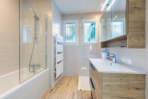 a bathroom with a sink and a shower at Maison Familliale Centre Fromentine in La Barre-de-Monts
