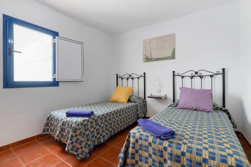 two beds sitting next to each other in a room at La Caletilla La Graciosa in Caleta de Sebo