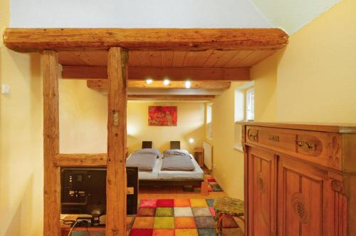 a bedroom with a bed in the middle of a room at Art-Wohnung in Beierstedt