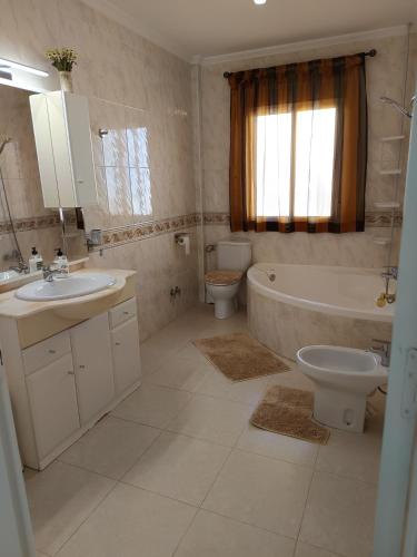 a bathroom with a tub and a sink and a toilet at Dúplex El Divino in Los Alcázares