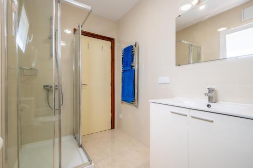 a bathroom with a shower and a sink at Can Botana 10 in Cala de Sant Vicenc