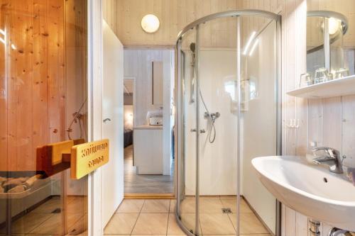 a bathroom with a shower and a sink at Skipper-Lodge Süd in Kosel