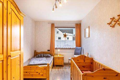 a small bedroom with a bed and a window at Ferienwohnung Göpfert in Weyhers