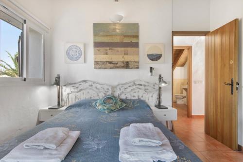 a bedroom with a bed with towels on it at El Rincon del Che in Zahora