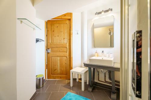 a bathroom with a sink and a mirror at Bnb Au Petit Ruisseau in Plobsheim
