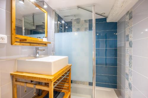 a bathroom with a sink and a shower at Les Glycines 1 in Les Épesses