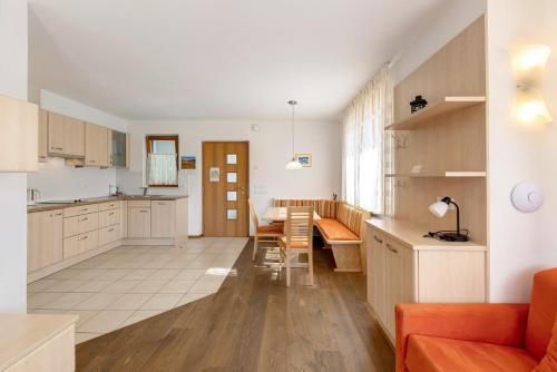 a kitchen and dining room with a table and chairs at Obertrisaierhof Wohnung 1 in Fie allo Sciliar