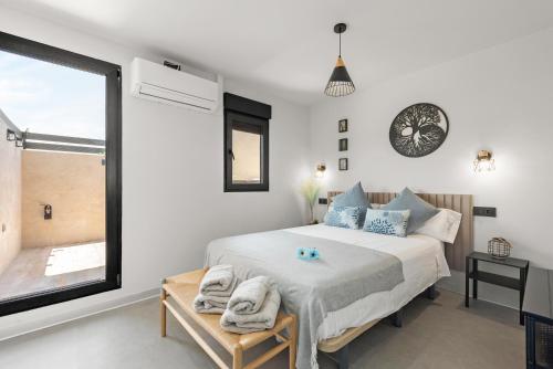 a bedroom with a bed and a window at La Mihilla in Málaga