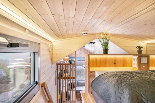 a bedroom in a tiny house with a bed at Tiny House Ingo John 'Speedy' in Sandstedt