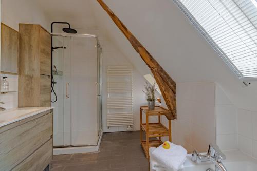 a bathroom with a shower and a sink at Gite La Mauratie -4 chambres in Jayac