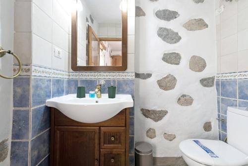 a bathroom with a sink and a toilet at Vivienda Vacacional Risco Blanco in San Bartolomé