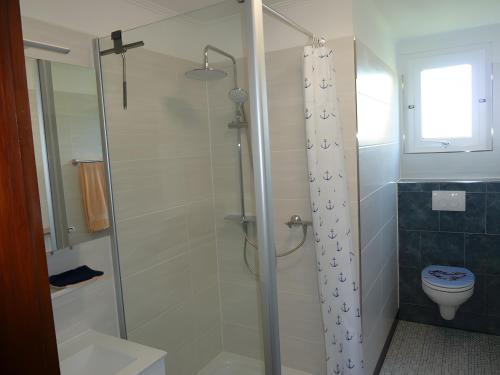 a bathroom with a shower and a toilet at Angelas Ferienwohnung in Cuxhaven