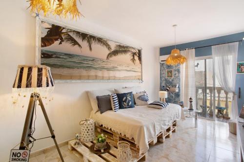 a bedroom with a bed and a painting on the wall at Casa Siryo in Castillo del Romeral