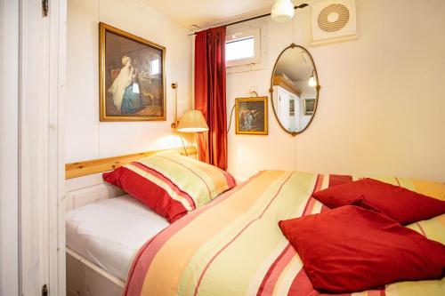 a bedroom with two beds and a mirror at Die Kleine Oase Erste Etage in Stuhr