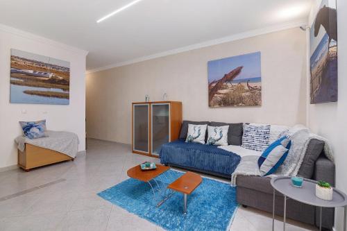 a living room with a couch and a table at Refúgio Luzia Mar in Santa Luzia