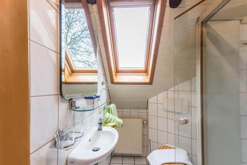 a small bathroom with a sink and a window at Ferienwohnung Adler in Wirdum
