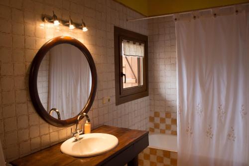 a bathroom with a sink and a mirror and a tub at Lokate 5 Habitaciones in Aia