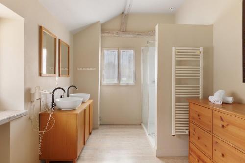 a bathroom with a sink and a mirror at La Petite Trigalière in Ambillou