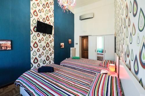 2 camas en un dormitorio con paredes azules en Da Augusto, en Roma