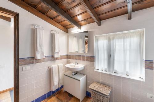 a bathroom with a sink and a mirror at Estudio Bibi in El Paso