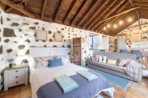 a bedroom with a bed and a couch at Estudio Bibi in El Paso