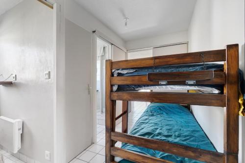 a bunk bed room with a bunk bed in a room at Appartement du Golf - Pornic 2 in Pornic
