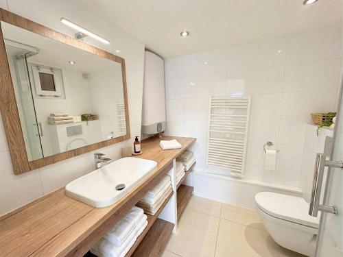 Heart Marais Bright 1BR by Melvane