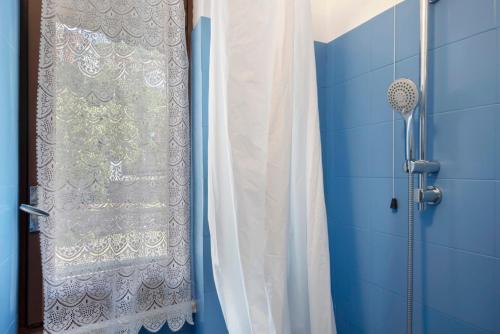 a shower in a bathroom with a shower curtain at Appartamento Monolocale Moneglia 35 in Moneglia