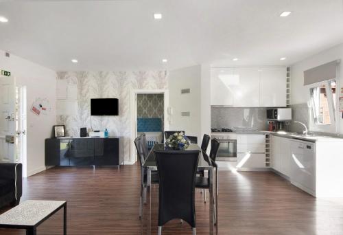 a kitchen and dining room with a table and chairs at Moradia Pinheiro Manso in Apúlia
