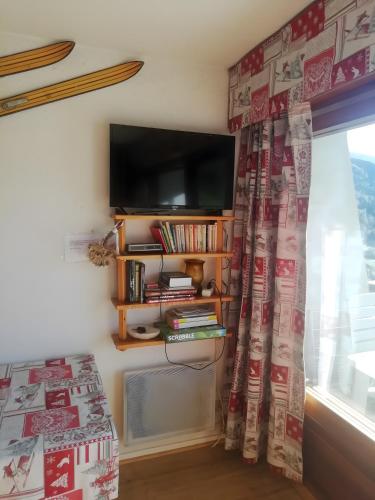 Μια τηλεόραση ή/και κέντρο ψυχαγωγίας στο Studio Pathabac