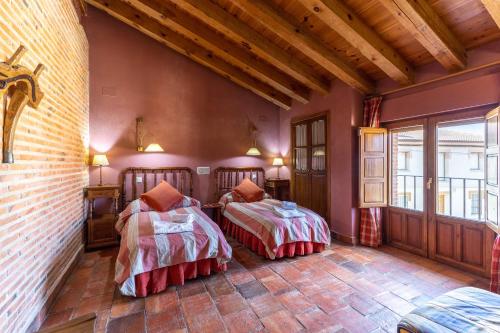 a bedroom with two beds in a room at La Tarja in Martín Miguel